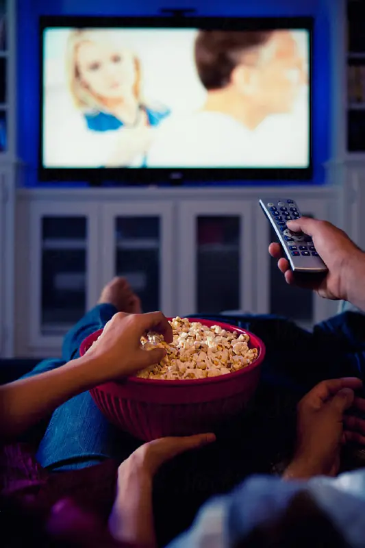 Person wählt Inhalte auf einem Fernseher aus