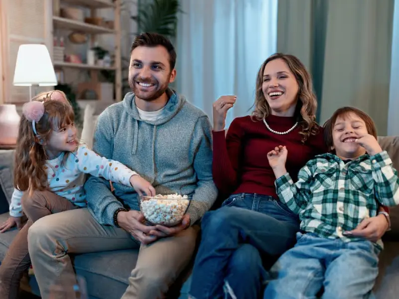 Familie beim gemeinsamen Streaming-Abend